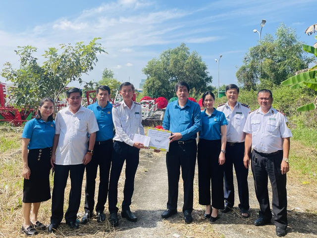 Lãnh đạo Công đoàn GTVT Việt Nam thăm và động viên người lao động- Ảnh 4. Lãnh đạo Công đoàn GTVT Việt Nam thăm và động viên người lao động- Ảnh 4.