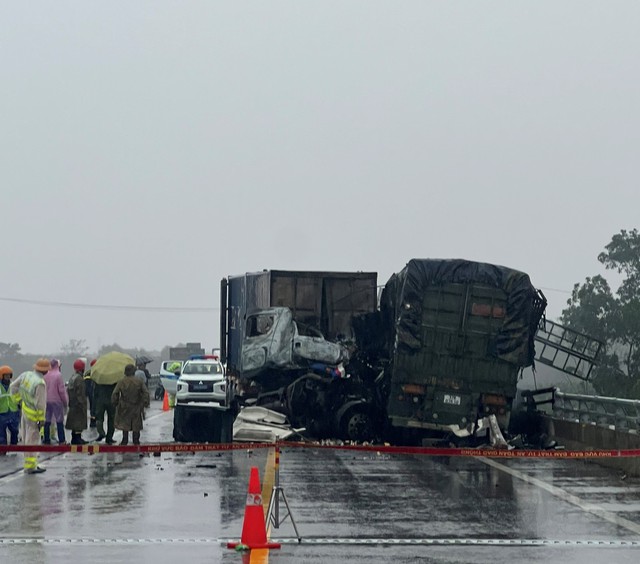 Hai xe đầu kéo đối đầu trên cao tốc Cam Lộ - La Sơn khiến 3 người thương vong- Ảnh 1.
