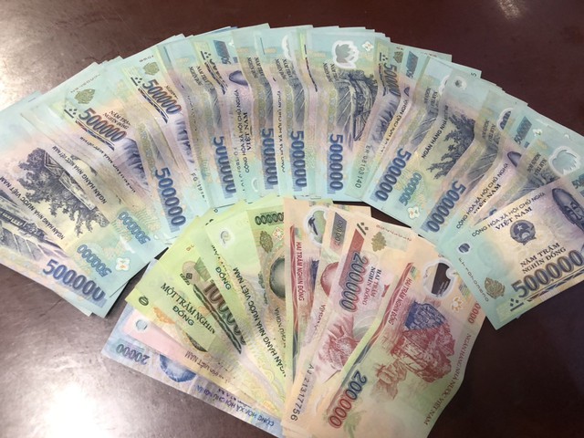 Nhân viên tổ tàu SE5 trao trả gần 25 triệu đồng khách đi tàu đánh rơi ở nhà vệ sinh- Ảnh 1.