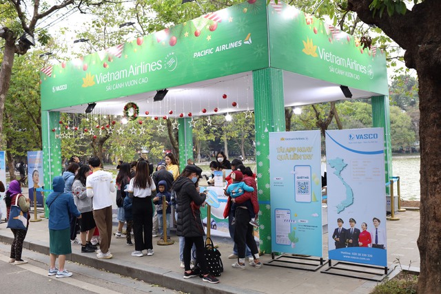 Ngắm tuyết rơi tại phố đi bộ Hà Nội, săn vé máy bay ưu đãi tại 