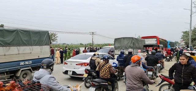 Va chạm tàu SE4 tại lối đi tự mở, 2 người phụ nữ tử vong tại chỗ- Ảnh 3. Va chạm tàu SE4 tại lối đi tự mở, 2 người phụ nữ tử vong tại chỗ- Ảnh 3.