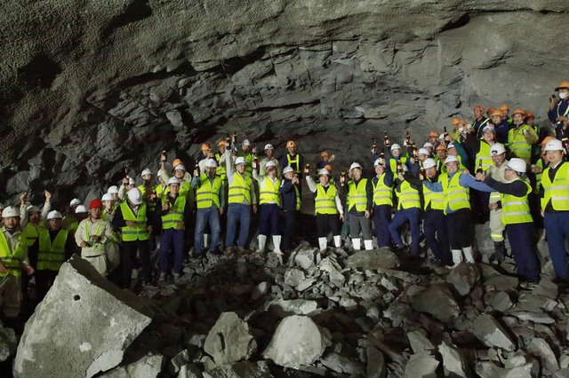 Cao tốc Quảng Ngãi - Hoài Nhơn: Thông hầm số 1 và hầm số 2 vượt tiến độ nhiều tháng - Ảnh 1.