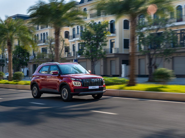 Hyundai Venue là đối thủ cạnh tranh trực tiếp với Kia Sonet và Toyota Raize ở phân khúc xe gầm cao đô thị cỡ A.  Thế giới xe tuần qua: Toyota "điêu đứng" vì bê bối Daihatsu, Hyundai Venue lần đầu ra mắt, ô tô nhập khẩu Indonesia thất sủng