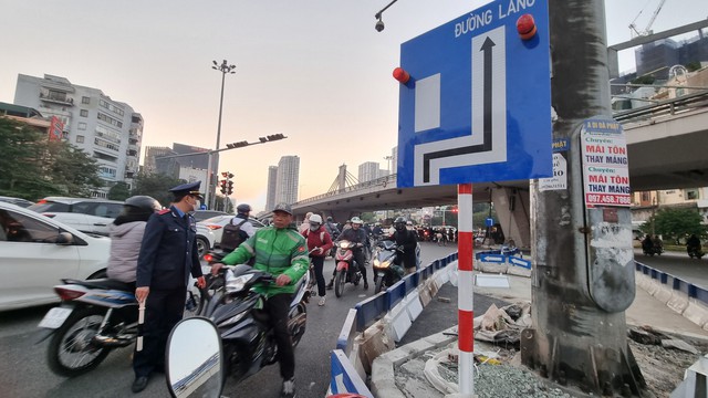 Giao thông lôn xộn trong ngày đầu thí điểm phân luồng nút giao Ngã Tư Sở- Ảnh 2.