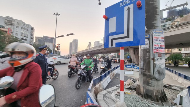 Giao thông lôn xộn trong ngày đầu thí điểm phân luồng nút giao Ngã Tư Sở- Ảnh 4.