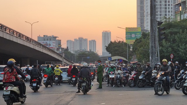 Giao thông lôn xộn trong ngày đầu thí điểm phân luồng nút giao Ngã Tư Sở- Ảnh 3.