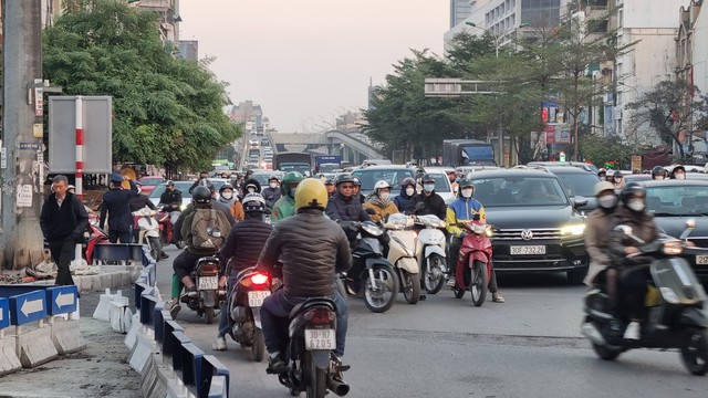 Giao thông lôn xộn trong ngày đầu thí điểm phân luồng nút giao Ngã Tư Sở- Ảnh 1.
