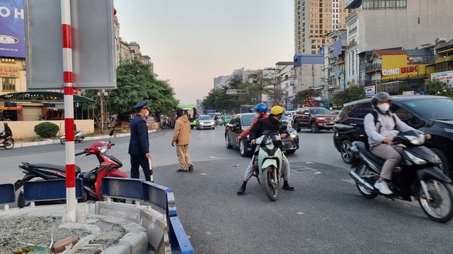 Giao thông lôn xộn trong ngày đầu thí điểm phân luồng nút giao Ngã Tư Sở- Ảnh 6.