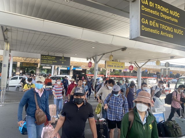 TP. HCM tăng cường phương tiện, không để người dân đi lại khó khăn dịp cao điểm Tết- Ảnh 3.