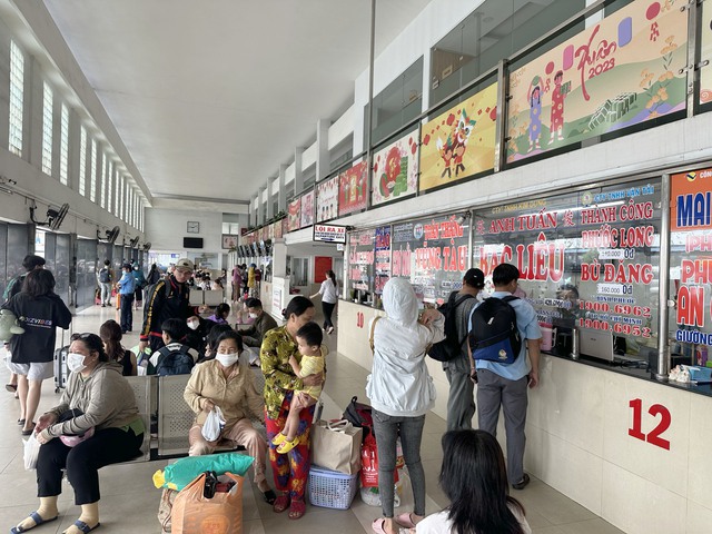 TP. HCM tăng cường phương tiện, không để người dân đi lại khó khăn dịp cao điểm Tết- Ảnh 1.