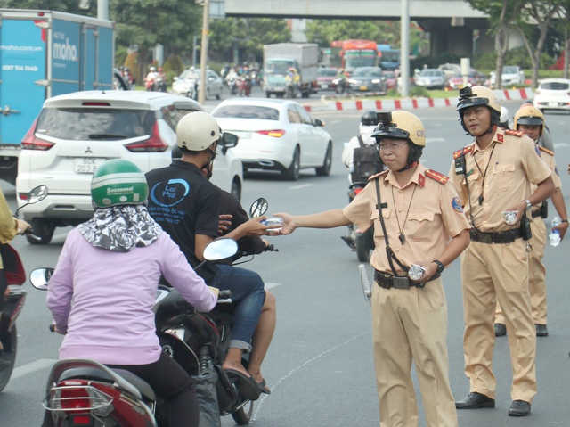 TP. HCM: CSGT tặng nước suối, khăn lạnh đảm bảo ATGT cho người dân về quê nghỉ tết Dương lịch- Ảnh 3.