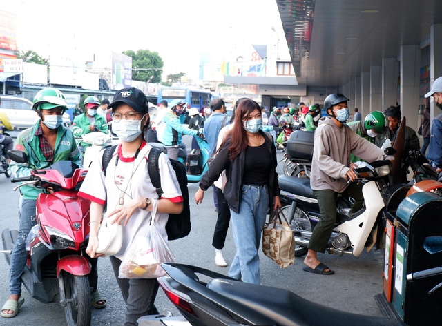 TP. HCM các cửa ngõ kẹt xe ngày đầu người dân về quê nghỉ tết Dương lịch- Ảnh 8.