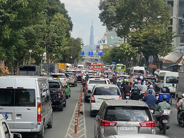 TP. HCM các cửa ngõ kẹt xe ngày đầu người dân về quê nghỉ tết Dương lịch- Ảnh 2.