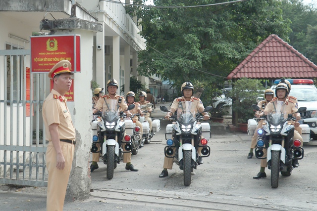 TP. HCM: CSGT tặng nước suối, khăn lạnh đảm bảo ATGT cho người dân về quê nghỉ tết Dương lịch- Ảnh 1.