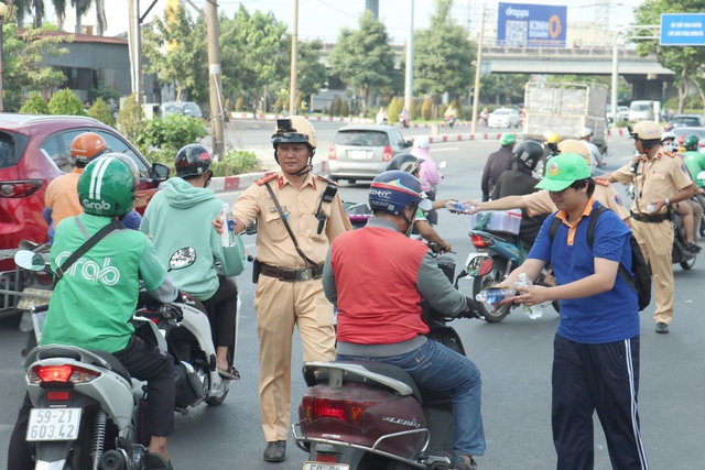 TP. HCM: CSGT tặng nước suối, khăn lạnh đảm bảo ATGT cho người dân về quê nghỉ tết Dương lịch- Ảnh 4.