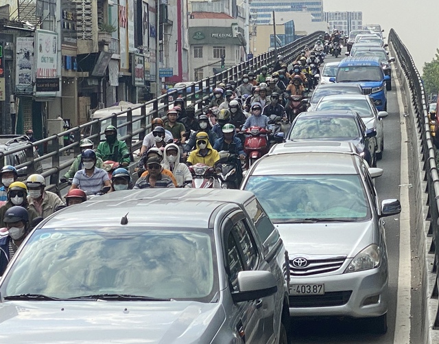 TP. HCM các cửa ngõ kẹt xe ngày đầu người dân về quê nghỉ tết Dương lịch- Ảnh 4.