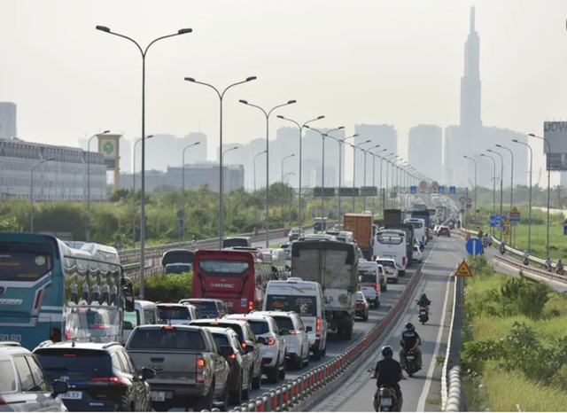 TP. HCM các cửa ngõ kẹt xe ngày đầu người dân về quê nghỉ tết Dương lịch- Ảnh 7.