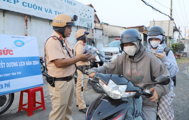TP. HCM các cửa ngõ kẹt xe ngày đầu người dân về quê nghỉ tết Dương lịch- Ảnh 14.