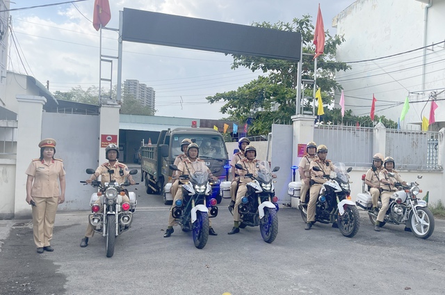 TP. HCM: CSGT tặng nước suối, khăn lạnh đảm bảo ATGT cho người dân về quê nghỉ tết Dương lịch- Ảnh 5.