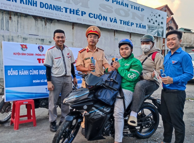TP. HCM các cửa ngõ kẹt xe ngày đầu người dân về quê nghỉ tết Dương lịch- Ảnh 15.