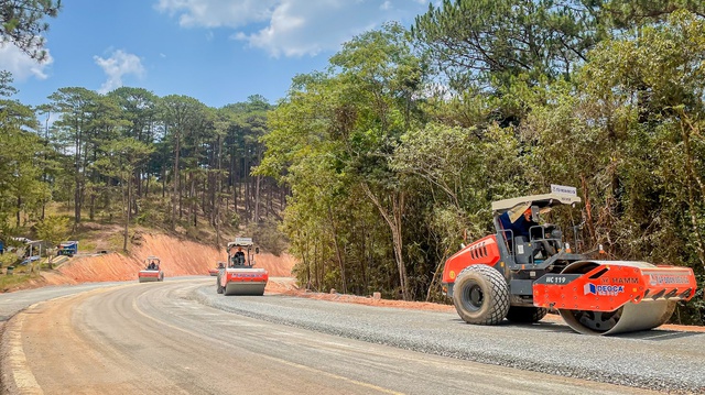 Cận cảnh thi công tuyến đèo Prenn lên Đà Lạt chuẩn bị hoàn thành- Ảnh 2.