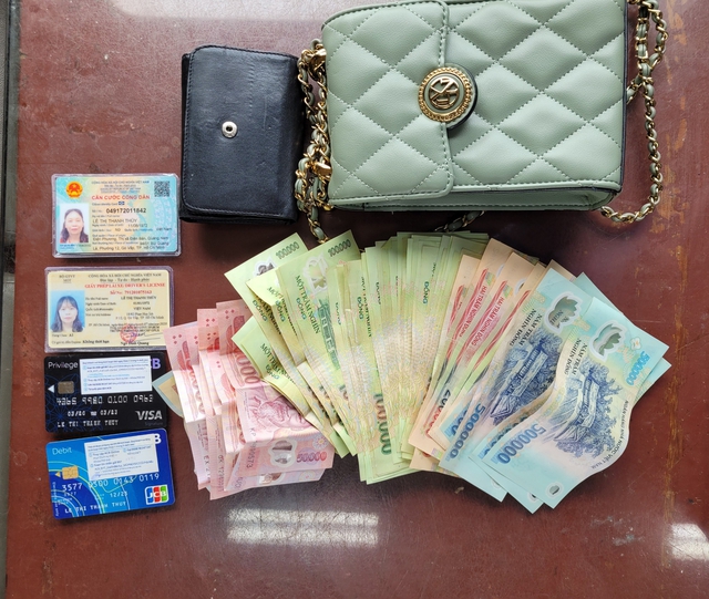 Tổ tàu SE5, SE6 liên tiếp trả lại tài sản cho khách đi tàu bỏ quên- Ảnh 1.