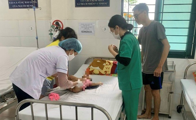 CSGT Đà Nẵng dùng xe đặc chủng đưa cháu bé nguy kịch đi cấp cứu- Ảnh 2.