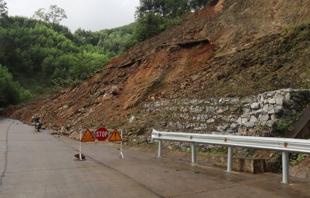 Hàng ngàn khối đất đá sạt lở gây ách tắc Tỉnh lộ 624 ở Quảng Ngãi- Ảnh 1.