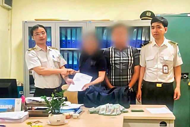 Bất ngờ số tiền cực "khủng" trong chiếc túi hàng hiệu bỏ quên tại sân bay Nội Bài   - Ảnh 2.