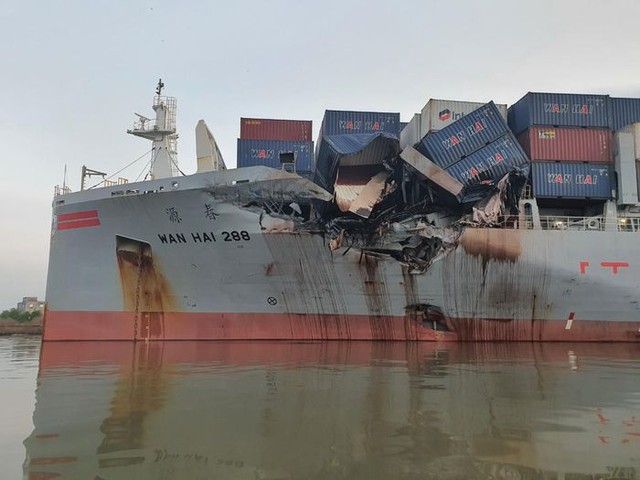 Khẩn trương điều tra nguyên nhân hai tàu chở container đâm nát đầu trên sông Lòng Tàu - Ảnh 1.