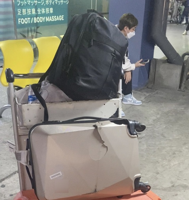 Bamboo Airways "cầu thị" bồi thường cho hành khách có valy vỡ hỏng - Ảnh 1.