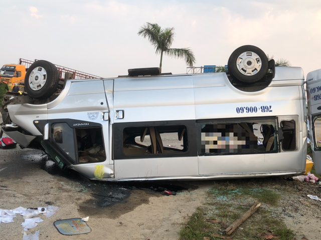 Nóng: Ô tô khách va chạm với xe đầu kéo, 6 người tử vong - Ảnh 2. Nóng: Ô tô khách va chạm với xe đầu kéo, 6 người tử vong - Ảnh 2.