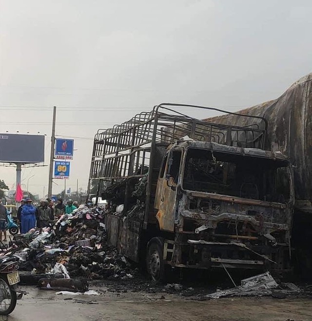 Ô tô tải và xe container bốc cháy dữ dội trước cây xăng lúc rạng sáng - Ảnh 1.