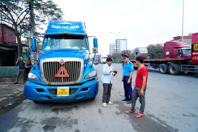 Chủ tịch Hải Phòng chỉ đạo xử lý nghiêm tình trạng xe quá tải tham gia giao thông - Ảnh 1.