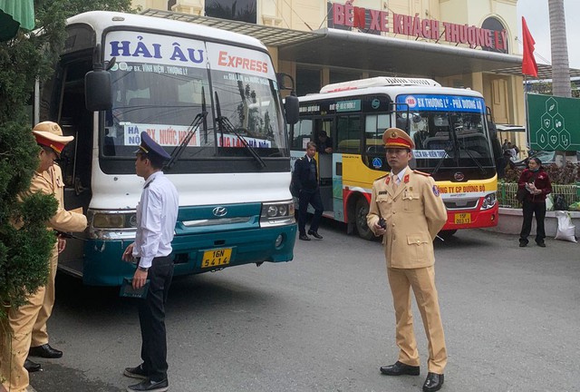 Chủ tịch Hải Phòng chỉ đạo xử lý nghiêm tình trạng xe quá tải tham gia giao thông - Ảnh 2.