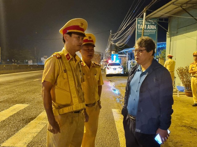 Xe khách va chạm xe tải trên QL1 qua Quảng Nam, 3 người tử vong - Ảnh 2. Xe khách va chạm xe tải trên QL1 qua Quảng Nam, 3 người tử vong - Ảnh 2.