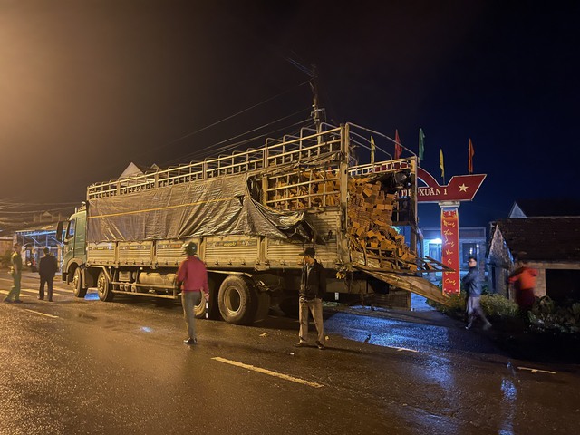 Vụ TNGT khiến 3 người tử vong ở Quảng Nam: Hành khách kể lại giây phút xe gặp nạn - Ảnh 2. Vụ TNGT khiến 3 người tử vong ở Quảng Nam: Hành khách kể lại giây phút xe gặp nạn - Ảnh 2.