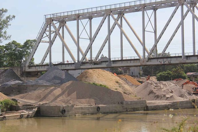 Sau 8 tháng khởi công cầu Đa Phúc, nhà thầu chưa thể triển khai thi công - Ảnh 1.