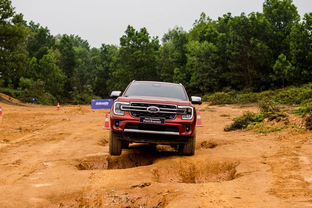 Ford Việt Nam hướng dẫn kỹ năng lái xe an toàn chođường địa hình - Ảnh 4.
