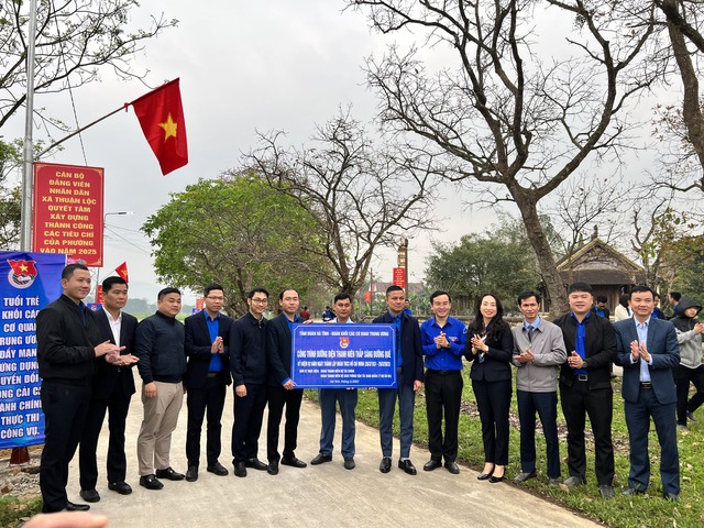 Thanh niên GTVT chung sức thắp sáng đường quê - Ảnh 1.