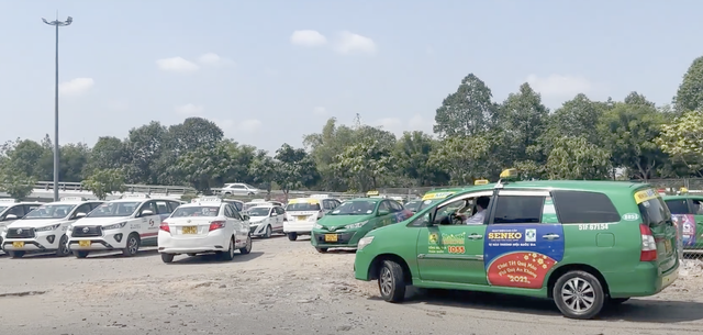 Sân bay tân Sơn Nhất đề xuất tiếp tục khai thác bãi đệm taxi phục vụ hành khách - Ảnh 1.