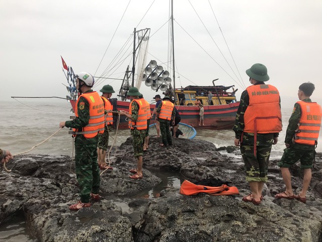 Tàu cá cùng 10 thuyền viên mắc kẹt trên biển Quảng Trị - Ảnh 1. Tàu cá cùng 10 thuyền viên mắc kẹt trên biển Quảng Trị - Ảnh 1.