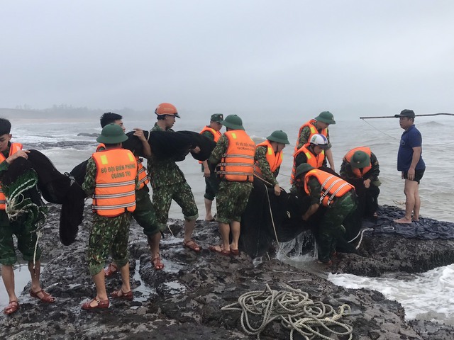 Tàu cá cùng 10 thuyền viên mắc kẹt trên biển Quảng Trị - Ảnh 5. Tàu cá cùng 10 thuyền viên mắc kẹt trên biển Quảng Trị - Ảnh 5.