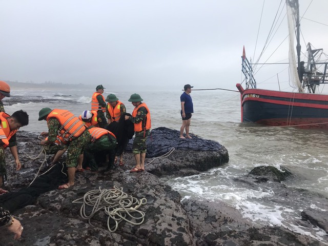 Tàu cá cùng 10 thuyền viên mắc kẹt trên biển Quảng Trị - Ảnh 3. Tàu cá cùng 10 thuyền viên mắc kẹt trên biển Quảng Trị - Ảnh 3.