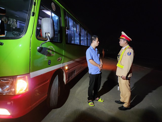 CSGT Hòa Bình xuyên đêm hướng dẫn giao thông, cảnh báo lái xe đường đèo dốc - Ảnh 3.