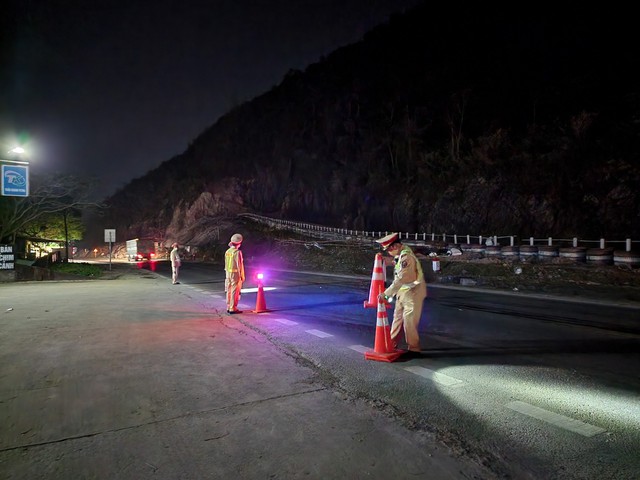 CSGT Hòa Bình xuyên đêm hướng dẫn giao thông, cảnh báo lái xe đường đèo dốc - Ảnh 1.