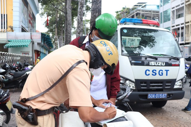 TP.HCM: CSGT tăng cường xử phạt, đảm bảo ATGT trước cổng trường học - Ảnh 1.