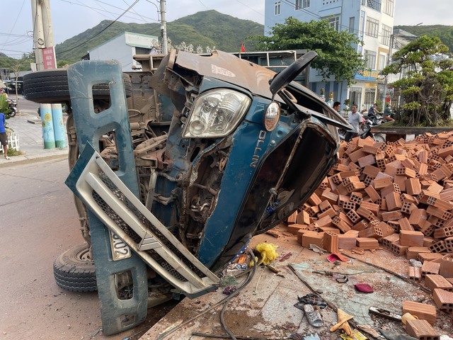 Xe tải lật nghiêng khi xuống dốc, tài xế tử vong trong ca bin - Ảnh 1. Xe tải lật nghiêng khi xuống dốc, tài xế tử vong trong ca bin - Ảnh 1.