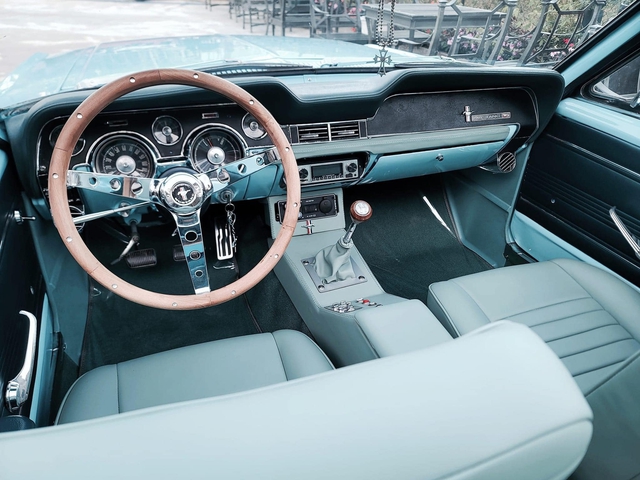Ngắm Ford Mustang Convertible Blue 1966 giá gần 2 tỷ đồng - Ảnh 4.