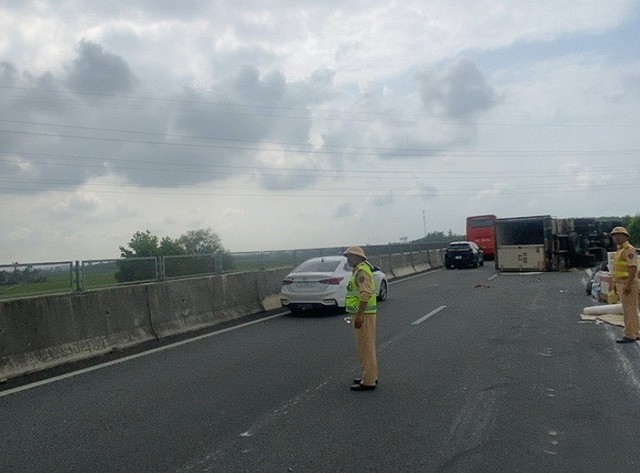 Xe tải nổ lốp bị lật, cao tốc Đà Nẵng - Quảng Ngãi ùn tắc hơn 2 giờ - Ảnh 1.